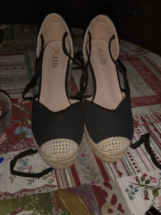 Zapatos de cuña beige y negro