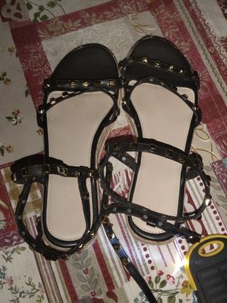 Sandalias planas negras con tachuelas doradas