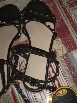 Sandalias planas negras con tachuelas doradas