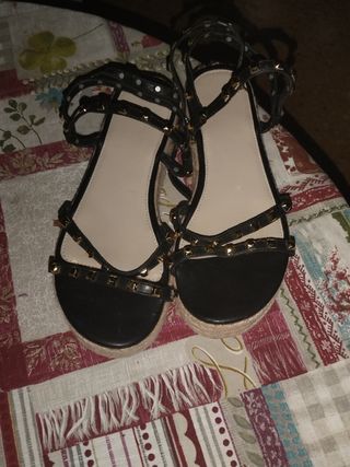Sandalias planas negras con tachuelas doradas