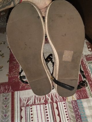 Sandalias planas negras con tachuelas doradas