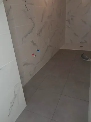 Soy un profesional de la colocación de azulejos.