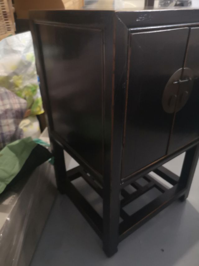 Armário baixo preto chinês de 2 portas