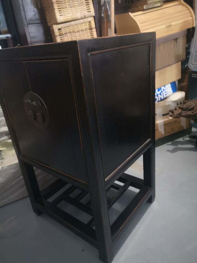 Armário baixo preto chinês de 2 portas