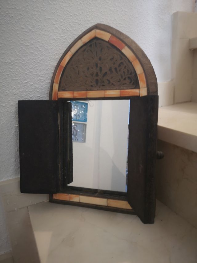 Espelho árabe com portas de madeira