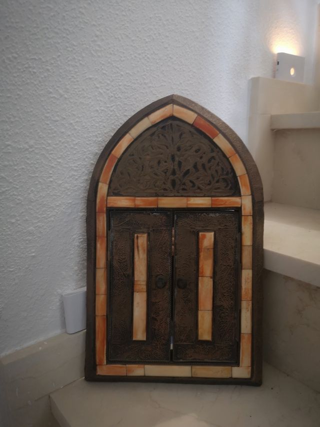 Espelho árabe com portas de madeira