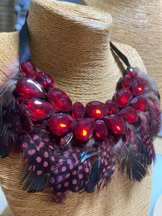 Collar de cristal y plumas