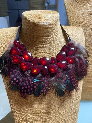 Collar de cristal y plumas