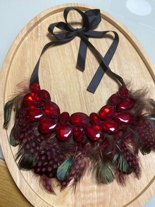 Collar de cristal y plumas