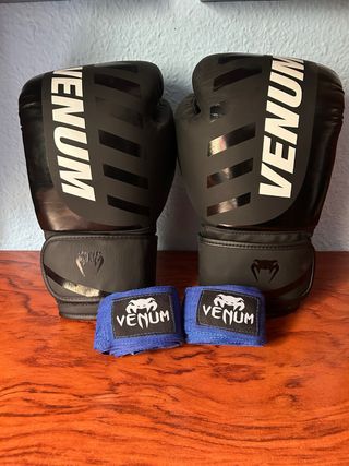 Guantes de boxeo Venum y vendas