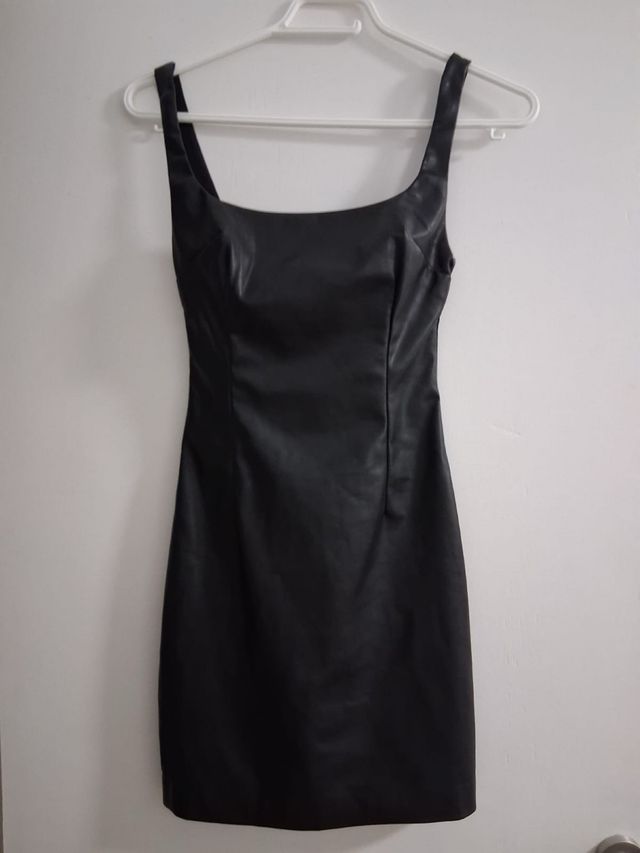 Vestido preto com efeito couro