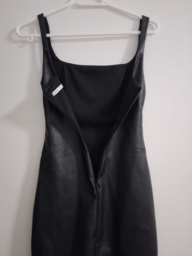 Vestido preto com efeito couro