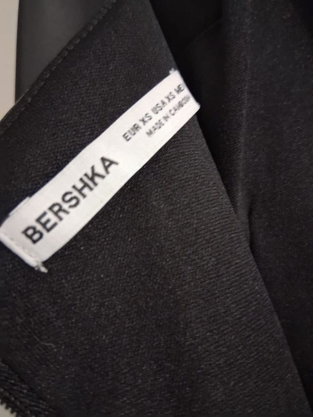 Vestido preto com efeito couro