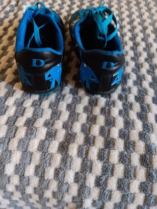 Botas de fútbol azules con diseño
