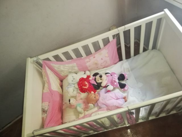 Cuna de bebé blanca con peluches