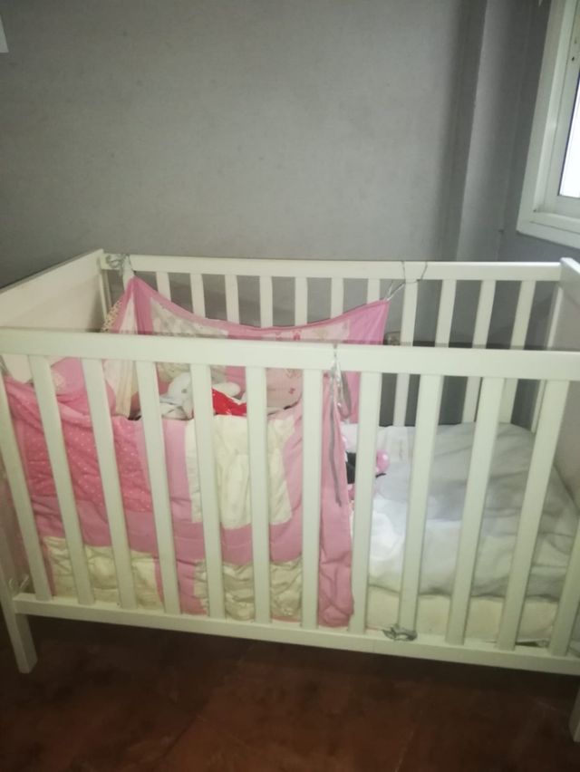 Cuna de bebé blanca con peluches