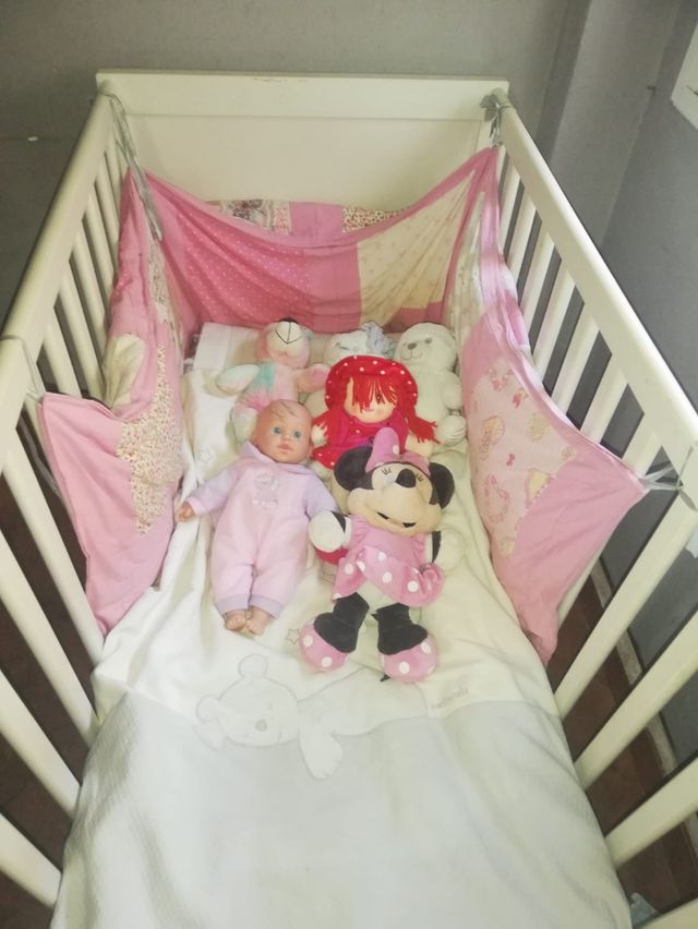 Cuna de bebé blanca con peluches
