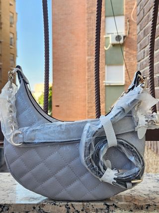 Bolso Guess Gris y Dorado