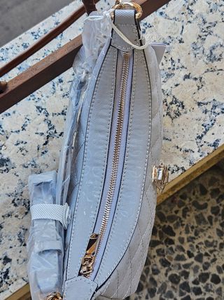 Bolso Guess Gris y Dorado