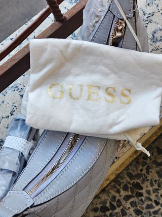 Bolso Guess Gris y Dorado