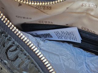 Bolso Guess Negro Dorado
