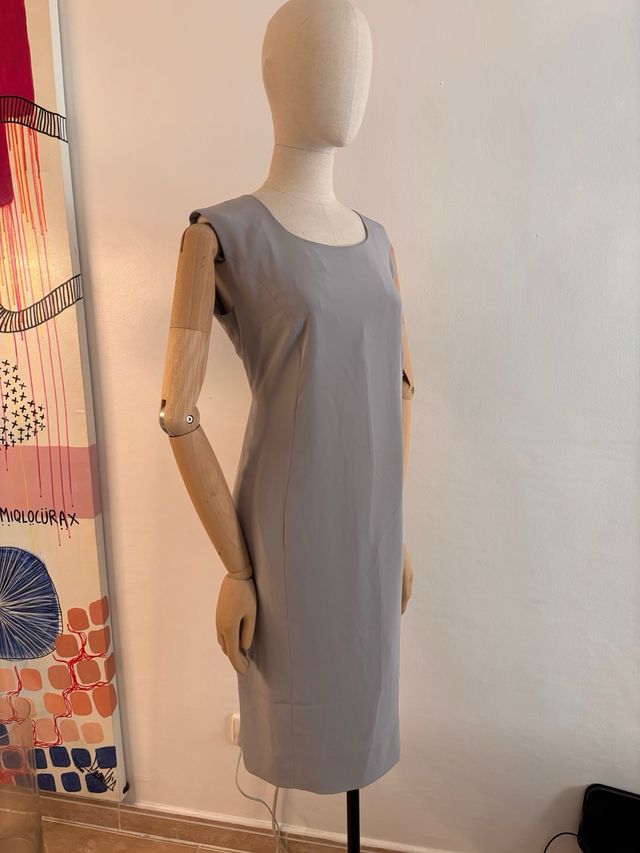 Vestido gris de chica