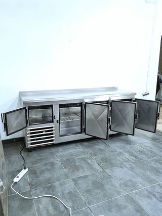 Nevera industrial bajo mostrador 4 puertas 