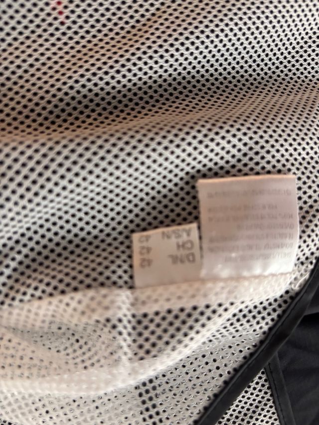 Chaqueta náutica chica negra y roja