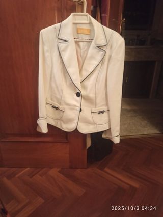 Chaqueta blanco roto. 
