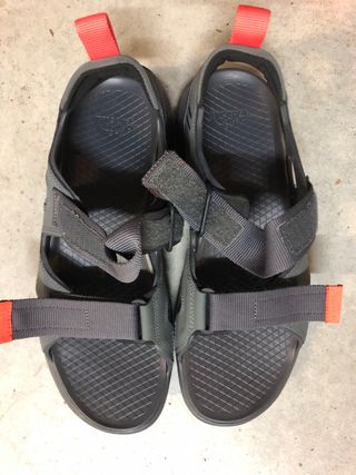 Sandalias The North Face grises y rojas