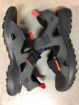 Sandalias The North Face grises y rojas