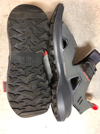 Sandalias The North Face grises y rojas