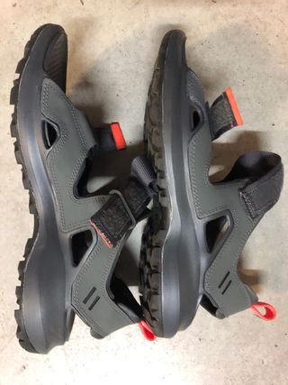 Sandalias The North Face grises y rojas