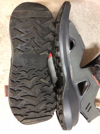Sandalias The North Face grises y rojas