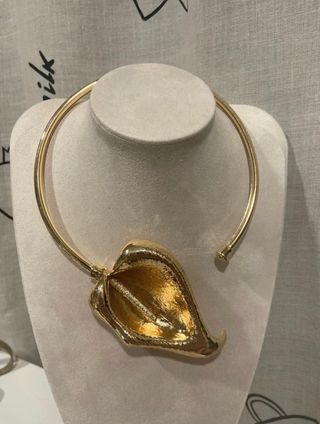 Collar dorado con diseño de hoja