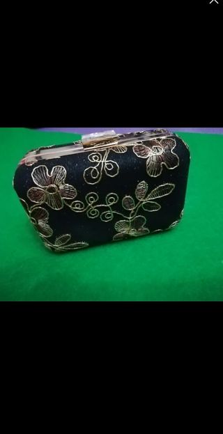 Bolso de fiesta negro y dorado