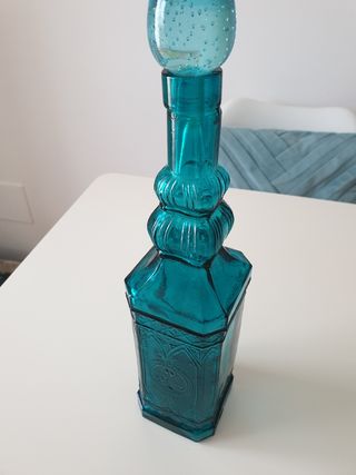Botella de cristal azul vintage