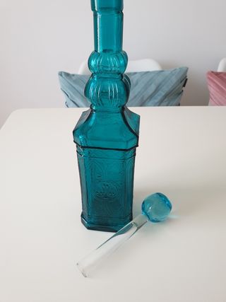 Botella de cristal azul vintage