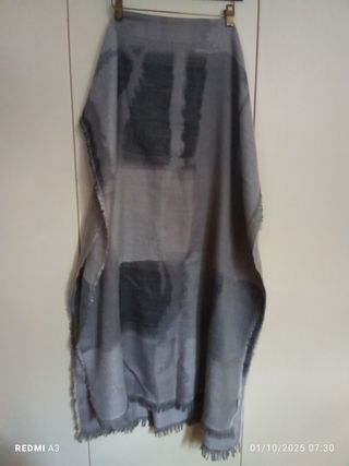 Sciarpa grande grigia con fantasia