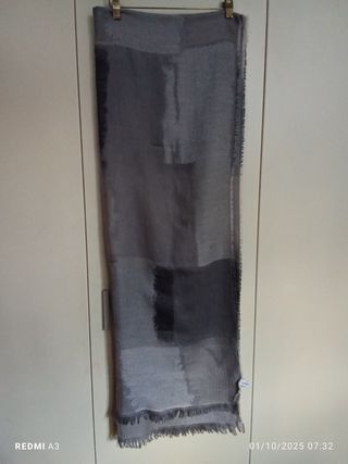 Sciarpa grande grigia con fantasia