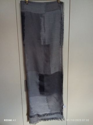 Sciarpa grande grigia con fantasia