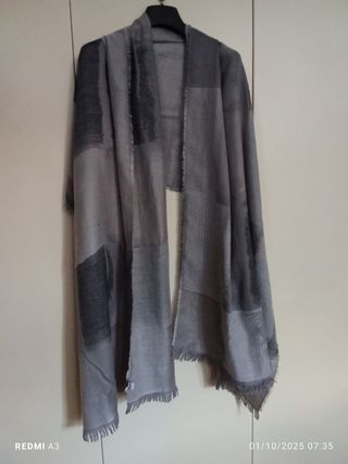 Sciarpa grande grigia con fantasia