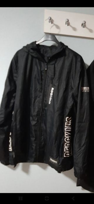 Chaqueta negra con capucha