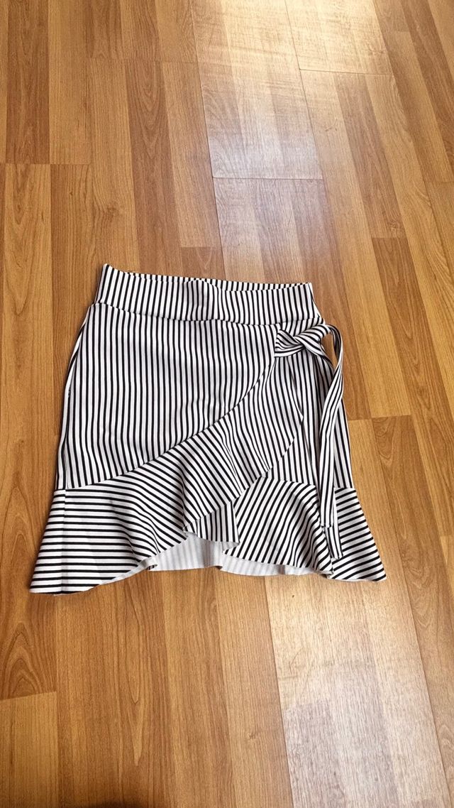 Falda corta Zara lunares talla M y otras faldas