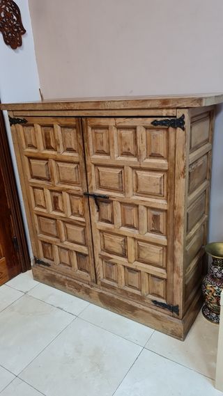 Mueble de madera rústico con puertas