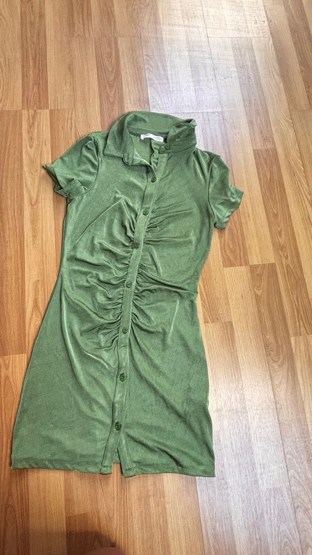Vestido verde con botones y fruncido