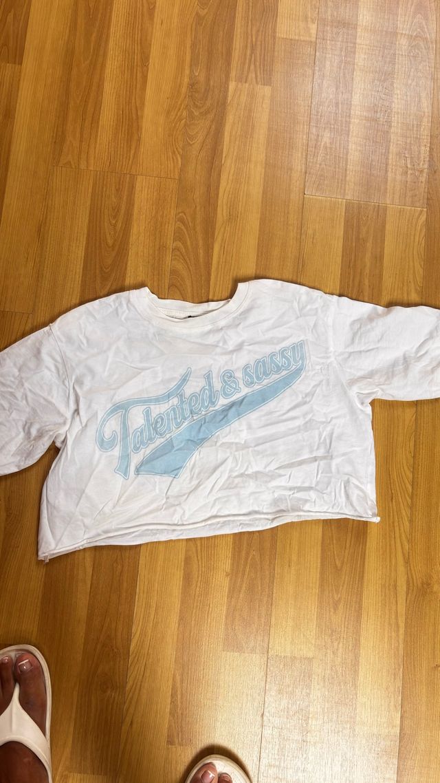 Blusa rosa y más blusas y un body negro