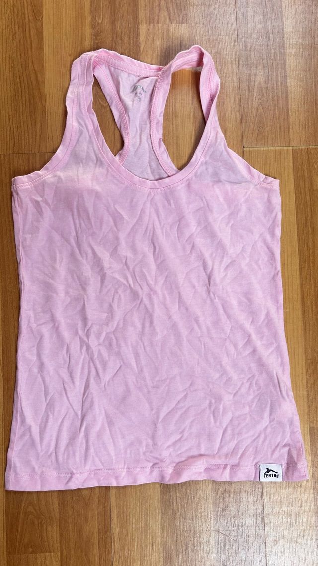 Blusa rosa y más blusas y un body negro