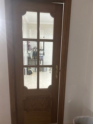 Puerta madera con cristales