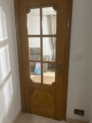 Puerta madera con cristales
